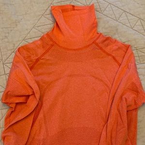 Lululemon size 6 swift turtleneck, like new